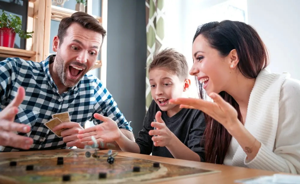 familia-jugando-juegos-mesa